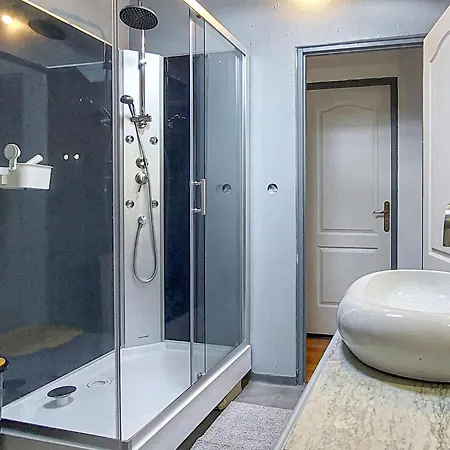 4 Bedroom Amazing In Holiday home